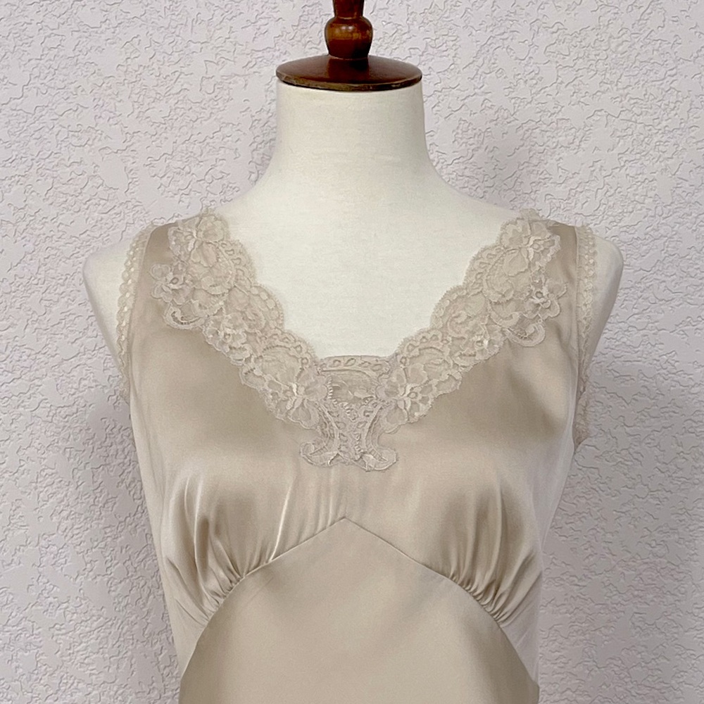 NWT Ann Taylor champagne color v-neck pleated lace trim silk chemise top - Picture 2 of 3